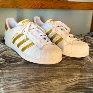Women’s Adidas superstar tennis shoes, size 6